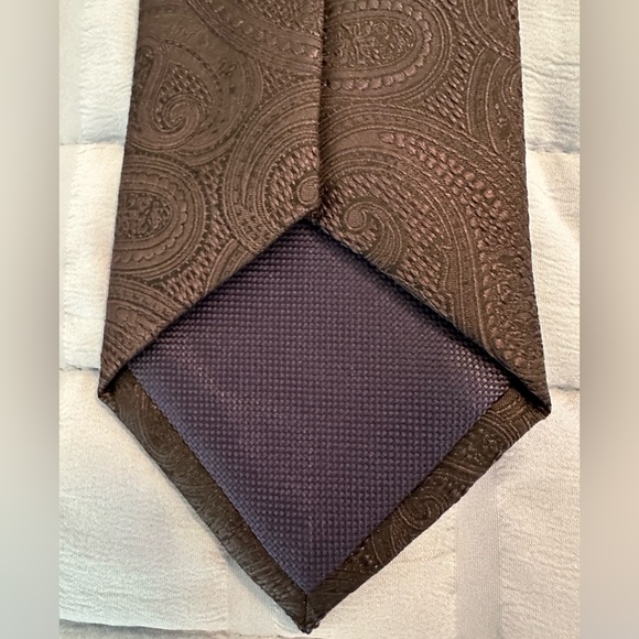 Michael Kors Brown Paisley Silk & Poly Mens Tie. This is a amazing must see tie! - Picture 8 of 10